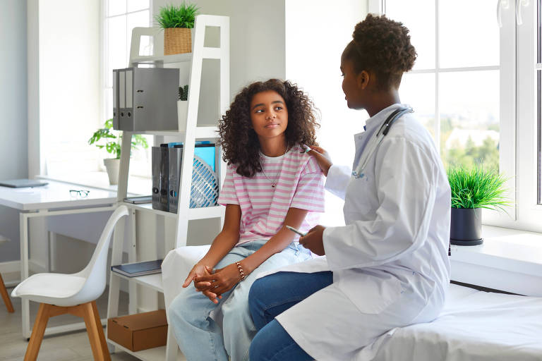 Meninas adolescentes vão 18 vezes mais ao ginecologista do que meninos ao urologista
