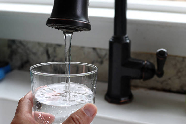 O que há por trás da onda de desconfiança sobre flúor na água