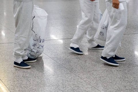 Brasileiros deportados por governo Trump em programa voluntário dizem ter sido expulsos à força