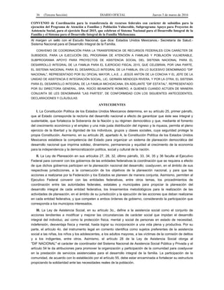 36 (Tercera Sección) DIARIO OFICIAL Jueves 3 de marzo de 2016
CONVENIO de Coordinación para la transferencia de recursos federales con carácter de subsidios para la
ejecución del Programa de Atención a Familias y Población Vulnerable, Subprograma Apoyo para Proyectos de
Asistencia Social, para el ejercicio fiscal 2015, que celebran el Sistema Nacional para el Desarrollo Integral de la
Familia y el Sistema para el Desarrollo Integral de la Familia Michoacana.
Al margen un sello con el Escudo Nacional, que dice: Estados Unidos Mexicanos.- Secretaría de Salud.-
Sistema Nacional para el Desarrollo Integral de la Familia.
CONVENIO DE COORDINACIÓN PARA LA TRANSFERENCIA DE RECURSOS FEDERALES CON CARÁCTER DE
SUBSIDIOS, PARA LA EJECUCIÓN DEL PROGRAMA DE ATENCIÓN A FAMILIAS Y POBLACIÓN VULNERABLE,
SUBPROGRAMA APOYO PARA PROYECTOS DE ASISTENCIA SOCIAL DEL SISTEMA NACIONAL PARA EL
DESARROLLO INTEGRAL DE LA FAMILIA PARA EL EJERCICIO FISCAL 2015, QUE CELEBRAN, POR UNA PARTE,
EL SISTEMA NACIONAL PARA EL DESARROLLO INTEGRAL DE LA FAMILIA, EN LO SUCESIVO DENOMINADO "DIF
NACIONAL", REPRESENTADO POR SU OFICIAL MAYOR, L.A.E. J. JESÚS ANTÓN DE LA CONCHA Y EL JEFE DE LA
UNIDAD DE ASISTENCIA E INTEGRACIÓN SOCIAL, LIC. GERMÁN MENDOZA RIVERA, Y POR LA OTRA, EL SISTEMA
PARA EL DESARROLLO INTEGRAL DE LA FAMILIA MICHOACANA, EN ADELANTE "DIF ESTATAL", REPRESENTADO
POR SU DIRECTORA GENERAL, SRA. ROCÍO BEAMONTE ROMERO, A QUIENES CUANDO ACTÚEN DE MANERA
CONJUNTA SE LES DENOMINARÁ "LAS PARTES", DE CONFORMIDAD CON LOS SIGUIENTES ANTECEDENTES,
DECLARACIONES Y CLÁUSULAS:
ANTECEDENTES
I. La Constitución Política de los Estados Unidos Mexicanos determina, en su artículo 25, primer párrafo,
que al Estado corresponde la rectoría del desarrollo nacional a efecto de garantizar que éste sea integral y
sustentable, que fortalezca la Soberanía de la Nación y su régimen democrático y que, mediante el fomento
del crecimiento económico y el empleo y una más justa distribución del ingreso y la riqueza, permita el pleno
ejercicio de la libertad y la dignidad de los individuos, grupos y clases sociales, cuya seguridad protege la
propia Constitución. Asimismo, en su artículo 26, apartado A, la Constitución Política de los Estados Unidos
Mexicanos establece la competencia del Estado para organizar un sistema de planeación democrática del
desarrollo nacional que imprima solidez, dinamismo, permanencia y equidad al crecimiento de la economía
para la independencia y la democratización política, social y cultural de la nación.
II. La Ley de Planeación en sus artículos 27, 28, 32, último párrafo, 33, 34, 35 y 36 faculta al Ejecutivo
Federal para convenir con los gobiernos de las entidades federativas la coordinación que se requiera a efecto
de que dichos gobiernos participen en la planeación nacional del desarrollo; coadyuven, en el ámbito de sus
respectivas jurisdicciones, a la consecución de los objetivos de la planeación nacional, y para que las
acciones a realizarse por la Federación y los Estados se planeen de manera conjunta. Asimismo, permiten al
Ejecutivo Federal convenir con las entidades federativas, entre otros temas, los procedimientos de
coordinación entre las autoridades federales, estatales y municipales para propiciar la planeación del
desarrollo integral de cada entidad federativa, los lineamientos metodológicos para la realización de las
actividades de planeación, en el ámbito de su jurisdicción y la ejecución de las acciones que deban realizarse
en cada entidad federativa, y que competen a ambos órdenes de gobierno, considerando la participación que
corresponda a los municipios interesados.
III. La Ley de Asistencia Social, en su artículo 3o., define a la asistencia social como el conjunto de
acciones tendientes a modificar y mejorar las circunstancias de carácter social que impidan el desarrollo
integral del individuo, así como la protección física, mental y social de personas en estado de necesidad,
indefensión, desventaja física y mental, hasta lograr su incorporación a una vida plena y productiva. Por su
parte, el artículo 4o. del instrumento legal en comento identifica como sujetos preferentes de la asistencia
social a las niñas, los niños y los adolescentes, a los adultos mayores, a las víctimas de la comisión de delitos
y a los indigentes, entre otros. Asimismo, el artículo 28 de la Ley de Asistencia Social otorga al
"DIF NACIONAL" el carácter de coordinador del Sistema Nacional de Asistencia Social Pública y Privada y el
artículo 54 le da atribuciones para promover la organización y participación de la comunidad para coadyuvar
en la prestación de servicios asistenciales para el desarrollo integral de la familia. La participación de la
comunidad, de acuerdo con lo establecido por el artículo 55, debe estar encaminada a fortalecer su estructura
propiciando la solidaridad ante las necesidades reales de la población.
 