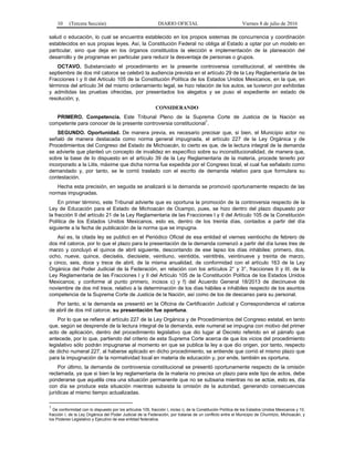 10 (Tercera Sección) DIARIO OFICIAL Viernes 8 de julio de 2016
salud o educación, lo cual se encuentra establecido en los propios sistemas de concurrencia y coordinación
establecidos en sus propias leyes. Así, la Constitución Federal no obliga al Estado a optar por un modelo en
particular, sino que deja en los órganos constituidos la elección e implementación de la planeación del
desarrollo y de programas en particular para reducir la desventaja de personas o grupos.
OCTAVO. Substanciado el procedimiento en la presente controversia constitucional, el veintitrés de
septiembre de dos mil catorce se celebró la audiencia prevista en el artículo 29 de la Ley Reglamentaria de las
Fracciones I y II del Artículo 105 de la Constitución Política de los Estados Unidos Mexicanos, en la que, en
términos del artículo 34 del mismo ordenamiento legal, se hizo relación de los autos, se tuvieron por exhibidas
y admitidas las pruebas ofrecidas, por presentados los alegatos y se puso el expediente en estado de
resolución; y,
CONSIDERANDO
PRIMERO. Competencia. Este Tribunal Pleno de la Suprema Corte de Justicia de la Nación es
competente para conocer de la presente controversia constitucional
1
.
SEGUNDO. Oportunidad. De manera previa, es necesario precisar que, si bien, el Municipio actor no
señaló de manera destacada como norma general impugnada, el artículo 227 de la Ley Orgánica y de
Procedimientos del Congreso del Estado de Michoacán, lo cierto es que, de la lectura integral de la demanda
se advierte que planteó un concepto de invalidez en específico sobre su inconstitucionalidad, de manera que,
sobre la base de lo dispuesto en el artículo 39 de la Ley Reglamentaria de la materia, procede tenerlo por
incorporado a la Litis, máxime que dicha norma fue expedida por el Congreso local, el cual fue señalado como
demandado y, por tanto, se le corrió traslado con el escrito de demanda relativo para que formulara su
contestación.
Hecha esta precisión, en seguida se analizará si la demanda se promovió oportunamente respecto de las
normas impugnadas.
En primer término, este Tribunal advierte que es oportuna la promoción de la controversia respecto de la
Ley de Educación para el Estado de Michoacán de Ocampo, pues, se hizo dentro del plazo dispuesto por
la fracción II del artículo 21 de la Ley Reglamentaria de las Fracciones I y II del Artículo 105 de la Constitución
Política de los Estados Unidos Mexicanos, esto es, dentro de los treinta días, contados a partir del día
siguiente a la fecha de publicación de la norma que se impugna.
Así es, la citada ley se publicó en el Periódico Oficial de esa entidad el viernes veintiocho de febrero de
dos mil catorce, por lo que el plazo para la presentación de la demanda comenzó a partir del día lunes tres de
marzo y concluyó el quince de abril siguiente, descontando de ese lapso los días inhábiles: primero, dos,
ocho, nueve, quince, dieciséis, diecisiete, veintiuno, veintidós, veintitrés, veintinueve y treinta de marzo,
y cinco, seis, doce y trece de abril, de la misma anualidad, de conformidad con el artículo 163 de la Ley
Orgánica del Poder Judicial de la Federación, en relación con los artículos 2° y 3°, fracciones II y III, de la
Ley Reglamentaria de las Fracciones I y II del Artículo 105 de la Constitución Política de los Estados Unidos
Mexicanos; y conforme al punto primero, incisos c) y f) del Acuerdo General 18/2013 de diecinueve de
noviembre de dos mil trece, relativo a la determinación de los días hábiles e inhábiles respecto de los asuntos
competencia de la Suprema Corte de Justicia de la Nación, así como de los de descanso para su personal.
Por tanto, si la demanda se presentó en la Oficina de Certificación Judicial y Correspondencia el catorce
de abril de dos mil catorce, su presentación fue oportuna.
Por lo que se refiere al artículo 227 de la Ley Orgánica y de Procedimientos del Congreso estatal, en tanto
que, según se desprende de la lectura integral de la demanda, este numeral se impugna con motivo del primer
acto de aplicación, dentro del procedimiento legislativo que dio lugar al Decreto referido en el párrafo que
antecede, por lo que, partiendo del criterio de esta Suprema Corte acerca de que los vicios del procedimiento
legislativo sólo podrán impugnarse al momento en que se publica la ley a que dio origen, por tanto, respecto
de dicho numeral 227, al haberse aplicado en dicho procedimiento, se entiende que corrió el mismo plazo que
para la impugnación de la normatividad local en materia de educación y, por ende, también es oportuna.
Por último, la demanda de controversia constitucional se presentó oportunamente respecto de la omisión
reclamada, ya que si bien la ley reglamentaria de la materia no precisa un plazo para este tipo de actos, debe
ponderarse que aquélla crea una situación permanente que no se subsana mientras no se actúe, esto es, día
con día se produce esta situación mientras subsista la omisión de la autoridad, generando consecuencias
jurídicas al mismo tiempo actualizadas.
1
De conformidad con lo dispuesto por los artículos 105, fracción I, inciso i), de la Constitución Política de los Estados Unidos Mexicanos y 10,
fracción I, de la Ley Orgánica del Poder Judicial de la Federación, por tratarse de un conflicto entre el Municipio de Churintzio, Michoacán, y
los Poderes Legislativo y Ejecutivo de esa entidad federativa.
 