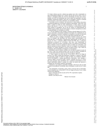MINISTÉRIO PÚBLICO FEDERAL 7
N.º 28.820/ ALP
ARESP Nº 1.142.926/SC
10. Cumpre enfatizar que não se adianta aqui qualquer juízo sobre a legitimidade ou
não da interceptação telefônica em si mesma, tema que não está em causa. O que se
infirma é a divulgação pública das conversas interceptadas da forma como ocorreu,
imediata, sem levar em consideração que a prova sequer fora apropriada à sua única
finalidade constitucional legítima (“para fins de investigação criminal ou instrução
processual penal”), muito menos submetida a um contraditório mínimo.
A esta altura, há de se reconhecer, são irreversíveis os efeitos práticos decorrentes
da indevida divulgação das conversações telefônicas interceptadas. Ainda assim, cabe
deferir o pedido no sentido de sustar imediatamente os efeitos futuros que ainda
possam dela decorrer e, com isso, evitar ou minimizar os potencialmente nefastos
efeitos jurídicos da divulgação, seja no que diz respeito ao comprometimento da
validade da prova colhida, seja até mesmo quanto a eventuais consequências no plano
da responsabilidade civil, disciplinar ou criminal.
11. Nos atos ampliativos antes referidos, encontra-se decisão datada de 26.2.2016,
em que é autorizada a interceptação telefônica de advogado sob o fundamento de que
estaria “minutando as escrituras e recolhendo as assinaturas no escritório de advocacia
dele”. Aparentemente, é só em 16.3.2016 que surge efetiva motivação para o ato:
“Mantive nos autos os diálogos interceptados de Roberto Teixeira, pois, apesar
deste ser advogado, não identifiquei com clareza relação cliente/advogado a ser
preservada entre o ex-Presidente e referida pessoa. Rigorosamente, ele não consta no
processo da busca e apreensão 5006617-29.2016.4.04.7000 entre os defensores
cadastrados no processo do ex-Presidente. Além disso, como fundamentado na
decisão de 24/02/2016 na busca e apreensão (evento 4), há indícios do envolvimento
direto de Roberto Teixeira na aquisição do Sítio em Atibaia do ex-Presidente, com
aparente utilização de pessoas interpostas. Então ele é investigado e não propriamente
advogado. Se o próprio advogado se envolve em práticas ilícitas, o que é objeto da
investigação, não há imunidade à investigação ou à interceptação.”
Sem adiantar exame da matéria, constata-se ser ela objeto de petição nos autos de
Pet 5.991, a qual, com a presente decisão, sofre, no que diz respeito à jurisdição do
STF, perda superveniente de interesse processual, devendo ser arquivada.
12. Ante o exposto, nos termos dos arts. 158 do RISTF e 989, II, do Código de
Processo Civil, defiro a liminar para determinar a suspensão e a remessa a esta Corte
do mencionado “Pedido de Quebra de Sigilo de Dados e/ou Telefônicos 5006205-
98.2016.4.04.7000/PR” e demais procedimentos relacionados, neles incluídos o
“processo 5006617-29.2016.4.04.7000 e conexos” (referidos em ato de 21.3.2016),
bem assim quaisquer outros aparelhados com o conteúdo da interceptação em tela,
ficando determinada também a sustação dos efeitos da decisão que autorizou a
divulgação das conversações telefônicas interceptadas.
Comunique-se com urgência à autoridade reclamada, a fim de que, uma vez tendo
cumprido as providências ora deferidas, preste informações no prazo de até 10 (dez)
dias.
Com informações ou decorrido o prazo, abra-se vista dos autos ao Procurador-
Geral da República (arts. 160 do RISTF e 991 do Código de Processo Civil) e voltem
conclusos para julgamento.
Junte-se cópia desta decisão nos autos de Pet 5.991, arquivando-se aqueles.
Publique-se. Intime-se.
Brasília, 22 de março de 2016
Ministro Teori Zavascki
DocumentoassinadoviaTokendigitalmenteporAUREAMARIAETELVINANOGUEIRALUSTOSAPIERRE,em18/09/201712:24.Paraverificaraassinaturaacesse
http://www.transparencia.mpf.mp.br/validacaodocumento.ChaveC116DA50.ADB5DE57.CC36EFB6.40B44890
(e-STJ Fl.1619)STJ-Petição Eletrônica (ParMPF) 00476222/2017 recebida em 18/09/2017 12:25:14PetiçãoEletrônicajuntadaaoprocessoem18/09/2017às12:26:40pelousuário:SISTEMAJUSTIÇA
Documento eletrônico e-Pet nº 2581112 com assinatura digital
Signatário(a): AUREA MARIA ETELVINA NOGUEIRA LUSTOSA PIERRE NºSérie Certificado: 7243684591236439094
Id Carimbo de Tempo: 2950330 Data e Hora: 18/09/2017 12:25:14hs
 