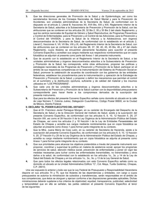 44 (Segunda Sección) DIARIO OFICIAL Viernes 25 de septiembre de 2015
3. Que las direcciones generales de Promoción de la Salud y de Epidemiología, así como los
secretariados técnicos de los Consejos Nacionales de Salud Mental y para la Prevención de
Accidentes, son unidades administrativas de la Secretaría de Salud, de conformidad con lo
dispuesto en el artículo 2, Literal B, fracciones XII, XVII Bis, XIX y XXI, Reglamento Interior de la
Secretaría de Salud, adscritas a la Subsecretaría de Prevención y Promoción de la Salud, con las
atribuciones que se contienen en los artículos 28, 32 Bis 2, 35 y 35 Bis 2 del citado Reglamento; y
que los centros nacionales de Equidad de Género y Salud Reproductiva; de Programas Preventivos
y Control de Enfermedades; para la Prevención y el Control de las Adicciones; para la Prevención y
el Control del VIH/SIDA, y para la Salud de la Infancia y la Adolescencia, son órganos
desconcentrados de la Secretaría de Salud, de conformidad con lo establecido en el artículo 2,
Literal C, fracciones II, VII, VII Bis, VIII y IX, del Reglamento Interior de la Secretaría de Salud, con
las atribuciones que se contienen en los artículos 36, 37, 38, 40, 45, 45 Bis, 46 y 47 del citado
Reglamento, cuyos titulares se encuentran plenamente facultados para suscribir el presente
Convenio Específico y acreditan sus cargos mediante sus respectivos nombramientos que en copia
fotostática se adjuntan al presente como parte del Anexo 1 del presente instrumento.
4. Que de acuerdo con lo establecido en el Reglamento Interior de la Secretaría de Salud, a las
unidades administrativas y órganos desconcentrados adscritos a la Subsecretaría de Prevención
y Promoción de la Salud, les corresponde, entre otras atribuciones, proponer las políticas y
estrategias nacionales de los Programas de Prevención y Promoción de la Salud; participar en el
ámbito de sus respectivas competencias en la instrumentación del Sistema de Protección Social en
Salud; promover la celebración de acuerdos de coordinación con los gobiernos de las entidades
federativas; establecer los procedimientos para la instrumentación y operación de la Estrategia de
Prevención y Promoción de la Salud; y proponer o definir los mecanismos que permitan el control
en el suministro y la distribución oportuna, suficiente y de calidad del material y los insumos
utilizados en “LOS PROGRAMAS”.
5. Que cada una de las unidades administrativas y órganos desconcentrados adscritos a la
Subsecretaría de Prevención y Promoción de la Salud cuentan con la disponibilidad presupuestaria
correspondiente para hacer frente a los compromisos derivados de la suscripción del
presente instrumento.
6. Que para los efectos del presente Convenio Específico señala como domicilio el ubicado en la calle
de Lieja Número 7, Colonia Juárez, Delegación Cuauhtémoc, Código Postal 06600, en la Ciudad
de México, Distrito Federal.
II. DECLARA “EL PODER EJECUTIVO DEL ESTADO”:
1. Que el Dr. Francisco Javier Paniagua Morgan, en su carácter de Encargado del Despacho de la
Secretaría de Salud y de la Dirección General del Instituto de Salud, asiste a la suscripción del
presente Convenio Específico, de conformidad con los artículos 6, 9, 10, 12 fracción II, 20, 27
fracción XIII, así como el 39 fracción II de la Ley Orgánica de la Administración Pública del Estado
de Chiapas, así como los artículos 2 y 18 fracción I de la Ley de Entidades Paraestatales del
Estado de Chiapas y acredita sus cargos mediante nombramientos que en copia fotostática se
adjuntan al presente como Anexo 1 para formar parte integrante de su contexto.
2. Que la Mtra. Juana María de Coss León, en su carácter de Secretaria de Hacienda, asiste a la
suscripción del presente Convenio Específico, de conformidad con los artículos 6, 9, 10, 12 fracción
II, 20, 27 fracción II y 29 de la Ley Orgánica de la Administración Pública del Estado de Chiapas, y
acredita su cargo mediante nombramiento que en copia fotostática se adjunta al presente como
Anexo 1 para formar parte integrante de su contexto.
3. Que sus prioridades para alcanzar los objetivos pretendidos a través del presente instrumento son
proponer, coordinar y supervisar la política en materia de asistencia social, apoyar los programas
de servicios de salud, atención médica social, prevención de enfermedades y poner en vigor las
medidas necesarias para luchar contra las enfermedades transmisibles, no transmisibles y otros
daños a la salud, de conformidad con lo establecido en los artículos 1o., 3o. y 14 de la Ley de
Salud del Estado de Chiapas y en los artículos 1o., 3o., 9o. y 13 de la Ley General de Salud.
4. Que para todos los efectos legales relacionados con este Convenio Específico señala como su
domicilio el ubicado en la Unidad Administrativa Edificio “C”, Col. Maya, Tuxtla Gutiérrez, Chiapas,
C.P. 29010.
Una vez expuesto lo anterior y toda vez que la Ley Federal de Presupuesto y Responsabilidad Hacendaria
dispone en sus artículos 74 y 75, que los titulares de las dependencias y entidades, con cargo a cuyos
presupuestos se autorice la ministración de subsidios y transferencias, serán responsables en el ámbito de
sus competencias, que éstos se otorguen y ejerzan conforme a las disposiciones generales aplicables. Dichas
ministraciones deberán sujetarse a los criterios de objetividad, equidad, transparencia, publicidad, selectividad
y temporalidad que en ella se señalan, las partes celebran el presente Convenio Específico al tenor
de las siguientes:
 