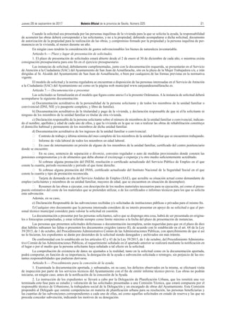 Jueves 28 de septiembre de 2017	 Boletín Oficial de la provincia de Sevilla. Número 225	21
Cuando la solicitud sea presentada por las personas inquilinas de la vivienda para la que se solicita la ayuda, la responsabilidad
de acometer las obras deberá corresponder a las solicitantes, y no a la propiedad, debiendo acompañarse a dicha solicitud, documento
de autorización de la propiedad para la realización de las obras, y compromiso firmado por la propiedad y la persona inquilina de per-
manencia en la vivienda, al menos durante un año.
En ningún caso tendrán la consideración de gastos subvencionables los bienes de naturaleza inventariable.
Artículo 6.— Plazo y lugar de presentación de solicitudes.
1. El plazo de presentación de solicitudes estará abierto desde el 2 de enero al 30 de diciembre de cada año, o mientras exista
consignación presupuestaria para este fin en el ejercicio presupuestario.
Las instancias de solicitud, debidamente cumplimentadas, junto con la documentación requerida, se presentarán en el Servicio
de Atención a la Ciudadanía (SAC) del Ayuntamiento de San Juan de Aznalfarache, sito en la plaza de la Mujer Trabajadora s/n, e irán
dirigidas al Sr. Alcalde del Ayuntamiento de San Juan de Aznalfarache, o bien por cualquiera de las formas previstas en la normativa
vigente.
El modelo de solicitud y la norma reguladora se encuentran a disposición de las personas interesadas en el Servicio de Atención
a la Ciudadanía (SAC) del Ayuntamiento así como en la página web municipal www.sanjuandeaznalfarache.es.
Artículo 7.— Documentación a presentar.
Las solicitudes se formalizarán en el modelo que figura como anexo I a la presente Ordenanza. A la instancia de solicitud deberá
acompañarse la siguiente documentación:
a) Documentación acreditativa de la personalidad de la persona solicitante y de todos los miembros de la unidad familiar o
convivencial (DNI, NIE y/o pasaporte completo, y libro de familia).
b) Documentación acreditativa de la titularidad y pago de la vivienda, y declaración responsable de que ni el/la solicitante ni
ninguno de los miembros de la unidad familiar es titular de otra vivienda.
c) Declaración responsable de la persona solicitante sobre el número de miembros de la unidad familiar o convivencial, indican-
do el nombre, apellidos y edad de cada uno de ellos, y que la vivienda en la que se van a realizar las obras de rehabilitación constituye
el domicilio habitual y permanente de los miembros de dicha unidad familiar.
d) Documentación acreditativa de los ingresos de la unidad familiar o convivencial:
	 Contrato de trabajo y última nómina del mes completo de los miembros de la unidad familiar que se encuentren trabajando.
	 Informe de vida laboral de todos los miembros en edad laboral.
	 En caso de internamiento en prisión de alguno de los miembros de la unidad familiar, certificado del centro penitenciario
donde se encuentre.
	 En su caso, sentencia de separación o divorcio, convenio regulador o auto de medidas provisionales donde consten las
pensiones compensatorias y/o de alimentos que deba abonar el excónyuge o expareja y/u otro medio suficientemente acreditado.
	 Si cobrase alguna prestación del INEM, resolución o certificado actualizado del Servicio Público de Empleo en el que
conste la cuantía, periodo reconocido y periodo al que tiene derecho.
	 Si cobrase alguna prestación del INSS, certificado actualizado del Instituto Nacional de la Seguridad Social en el que
conste la cuantía y tipo de prestación reconocida.
	 Tarjeta de demanda en alta del Servicio Andaluz de Empleo (SAE), que acredite su situación actual como demandante de
empleo (solicitantes y miembros de su unidad familiar, mayores de edad, que se encuentren en situación de desempleo).
	 Resumen de las obras a ejecutar, con descripción de los medios materiales necesarios para su ejecución, así como el presu-
puesto estimativo del coste de los materiales que se pretenden utilizar, o de los certificados o informes técnicos para los que se solicita
esta subvención.
Además, en su caso,
e) Declaración Responsable de las subvenciones recibidas y/o solicitadas de instituciones públicas o privadas para el mismo fin.
f) Cualquier otro documento que la persona interesada considere de su interés presentar en apoyo de su solicitud o que el per-
sonal técnico municipal considere para valorar la solicitud en cuestión.
La documentación a presentar por las personas solicitantes, salvo que se disponga otra cosa, habrá de ser presentada en origina-
les o fotocopias compulsadas, y estar referida siempre como límite máximo a la fecha del plazo de presentación de instancias.
Las personas que presenten solicitudes defectuosas o documentación incompleta, serán requeridas para que en el plazo de diez
días hábiles subsanen las faltas o presenten los documentos exigidos (anexo II), de acuerdo con lo establecido en el art. 68 de la Ley
39/2015, de 1 de octubre, del Procedimiento Administrativo Común de las Administraciones Públicas, con apercibimiento de que si así
no lo hicieran, los expedientes se darán por desistidos de la solicitud siendo denegados y archivados sin más trámite.
De conformidad con lo establecido en los artículos 42 y 43 de la Ley 39/2015, de 1 de octubre, del Procedimiento Administra-
tivo Común de las Administraciones Públicas, el requerimiento señalado en el apartado anterior se realizará mediante la notificación en
el lugar o por el medio que la persona solicitante haya señalado a tal efecto en la solicitud.
La comprobación de existencia de datos no ajustados a la realidad, tanto en la solicitud como en la documentación aportada,
podrá comportar, en función de su importancia, la denegación de la ayuda o subvención solicitada o reintegro, sin perjuicio de las res-
tantes responsabilidades que pudieran derivarse.
Artículo 8.— Procedimiento para la concesión de la ayuda.
1. Examinada la documentación aportada, y subsanados, en su caso, los defectos observados en la misma, se efectuará visita
de inspección por parte de los servicios técnicos del Ayuntamiento con el fin de emitir informe técnico previo. Las obras no podrán
iniciarse, en ningún caso, antes de la notificación de la concesión de la Ayuda.
2. La instrucción de los expedientes se llevará a cabo por la Delegación de Planificación Urbana, que los remitirá una vez
terminada esta fase para su estudio y valoración de las solicitudes presentadas a una Comisión Técnica, que estará compuesta por el
responsable técnico de Urbanismo, la trabajadora social de la Delegación y un encargado de obras del Ayuntamiento. Esta Comisión
propondrá al Delegado que ostente competencias en materia de planificación urbana para su resolución, las personas beneficiarias y
las cuantías de las subvenciones correspondientes a cada uno de ellas, así como aquellas solicitudes en estado de reserva y las que no
proceda conceder subvención, indicando los motivos de su denegación.
 