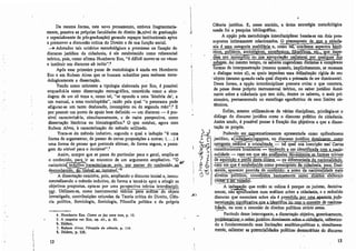 Da mesma forma, este novo pensamento, embora fragmentaria­mente, 
penetra as próprias faculdades de direito (&.nível de graduação 
e especialmente de pós-gradua-ção) gerando espaços institucionais aptos 
a promover a discussão crítica do Direito e de sua função social. 
.--11- Adotados tais critérios metodológicos e premissas na fixação do 
discurso jurídico da cidadania, é ele estabelecido como referencial 
teórico, pois, como afirma Humberto Eco, "é difícil mover-se no vácuo 
e instituir um discurso ab initio".4 
Após esse primeiro passo de metodologia é ainda em Humberto 
Eco e em Rubem Alves que se buscam subsidias para embasar meto­dologicamente 
a dissertação. 
Tendo como referente a tipologia elaborada por Eco, é possível 
enquadrá-la como dissertação monográfica, concebida como a abor­dagem 
de um só tema e, como tal, "se opondo a uma 'história de', a 
um manual, a urna enciclopédia", razão pela qual "o panorama pode 
afigurar-se um tanto desfocado, incompleto ou de segunda mão'? E 
por possuir um ponto de apoio bem definido -um discurso - é pos­sível 
caracterizá-la, simultaneamente, e de outra perspectiva, como 
dissertação histórica ou historiográfica.6 O que conduz, agora com 
Rubem AlveS, à caracterização do método utilizado. 
Trata-se do método indutivo, segundo o qual a indução "é uma 
forma de argumentar, de passar de certas proposições a outras;( ... ) é 
uma forma de pensar que pretende ef~tuar, de forma segura, a possa­gero 
do visível para o invistvel".1 
Assim, sempre que se passa do particular para o geral, amplia-se 
o conhecido, 'ara ir ao encontro de um argumento amplialivo. "0 
raciocíni indutivo aracteriza-se ois, por passar do_ contlll.c.i.d.o......a.o. /1!!' 
desconhecido, do yisíyel ao imdsíve-J--.," S 
A dissertação caminha, pois, ampliando o discurso inicial e, instru­mentalizando 
o método indutivo, de forma a torná-lo apto a atingir os 
objetivos propostos, opta-se por uma perspectiva teórica interdiscipli­~ 
r. Utilizam-se, como instrumental· fióríco para aiiilíse do objeto 
investigado, contribuições oriundas da Teoria crítica do Direito, Ciên­cia 
política, Semiologia, Sociologia, Filosofia política e da próprio 
12 
4. Humbcrlo Eco. Como sa faz uma tesa, p. 1-2. 
S. A respeito ver Eco, op. cit., p. 10. 
6. Ibidem. 
7. Rubem Alves. FUosofia da ciência, p. 114. 
8. Ibidem, p. 116. 
,: 
...d;~ 
?_j t (' 
fl o"G 
Ciência jurídica. E, nesse sentido, a .única estratégia metodológica 
usada foi a pesquisa bibliográfica. 
A opção pela metodologia interdisciplinar baseia-se em dois pres­supostos 
intimamente relacionados. O pressuposto de que a cidada­nia 
é uma categoria multifária e, cOmo íãt, condensa aspectos histó­ricos, 
políticos, sociológiCQs, econômicos. filosóficos, etc., que impe­dem 
seu monop61io ou sua apropriação unilateral por qualquer dos 
saberes. Ao mesmo tempo, os saberes engendram distintas e complexas 
fõ;;as de interpenetração (mesmo quando, implicitamente, se recusam 
a dialogar entre si), as quais impidem uma delimitação rigida de seu 
·objeto (mesmo quando cada qual disputa a primazia de ser dominante). 
Dessa forma, a opção interdisciplinar procura evitar o que constata, 
de põsse desse Próprio instrumental teórico, no saber jurídico domi­nante 
sobre a cidadania que tem sido, dentre os saberes, o mais pri­sioneiro, 
permanecendo no monólogo egocêntrico de seus limit~s sis­têmicos. 
Enfim, mesmo. utilizando-se de várias disciplinas, privilegia-sé o 
diálogo do discurso jurídico como o discurso político da cidadania. 
Assim sendo, é possível passar à fixação dos Qbjetivos a que a disser­tação 
se propõe. 
Podendo ser e uematicamente apresentada como epifenômeno 
jurídico, a cidadania aparece, no discurso jurídico dominante. cow 
·categoria- estáticãêcristalizada tal qual sua inscrição nas· Cartas 
constitucionais brasileiras ~dendo a ser identificada com a pacjo- · 
nalidade- caso em que são analisadas tão-somente as formas triviais 
·de aquisição e Perda desta última- 2_u diferenciada da nacionalidade, 
caso em ue é estabelecida como pressuposto da cidadania, para, final­mente, 
aparecer provida de conteúdo: a soma da naciona ade mais 
direitos políticos, concebidos basicamente como direitos eleitorais 
(Votar e ser votado). - 
A indagação que então se colÓca é porque os juristas, decisiva­mente, 
não aprofundam suas análises sobre a cidadania, e o reduzido 
discurso que enunciam sobre ela é pr~o por uma aparent~Jn.Q_e­terminação 
significatiVLqye__ajdentifica ou com o conceito de naciona­lidade, 
ou com o conceito de direitos políticos stricto sensu. 
Partindo desse interrogante, a dissertação objetiva, genericamente, 
problematjzru:..._o..saber_jurídico___dominante sobre a cidádania, salientan-­do 
e fundamentando suas limitações analftico-polfticas e, simultanea­mente, 
salientar as potenci_aiidades políticas democráticas do discurso 
13 
 