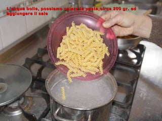L’acqua bolle, possiamo calare la pasta,circa 200 gr. ed aggiungere il sale 