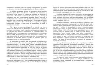 113
comunitário se identifique com o que constrói. O que queremos nós quando
nos afirmamos como profissionais que trabalham em classes populares?
A potência da interação não está na intervenção, mas no processo
interativo. Parece óbvio, mas não o é o suficiente para entendermos e
encarnarmos o que fazemos. O vínculo vai orientando as pessoas a se
expressarem e descobrirem a autonomia de serem sujeitos. A presença é
fundamental. Isto leva a uma questão instigante sobre o olhar que o
psicólogo tem sobre a vida e os fatos. Quando escutamos nosso imaginário,
deparamos com a percepção de que o psicólogo é a9-uele que vai resolver
problemas, portanto, nosso olhar está voltado para os problemas, até para
continuarmos existindo. E como seria se invertêssemos a lógica, e
focalizássemos a saúde.
Não é apenas um ponto metodológico. É um modo de estar com as
pessoas, um estilo de viver que desorganiza e organiza novas estruturas. A
psicologia comunitária se propõe a acreditar profundamente na potência e
na capacidade das pessoas se estruturarem, na construção coletiva, na
identidade pessoal e coletiva que vai se construindo nos movimentos sociais
(Melucci, 1998). A aprendizagem com estes movimentos é contínua, e daí,
surge a necessidade de uma reflexão profunda sobre as consequências de
permanecer em trabalhos pontuais isolados ou afirmar-se junto aos
movimentos em que nos propomos trabalhar.
A diversidade de trabalhos tem nos mostrado a importância de
debruçarmos numa análise contextual, específica no sentido de aprender
com cada experiência e ao mesmo tempo, construir conceitos e categorias
analíticas enraizados às nossas práticas. Recuperar o sentido verídico do
resgate histórico junto à comunidade, ou seja, fazer com que as pessoas
tragam mais vida em suas vidas numa proposta biocêntrica (Toro, 1991), de
reencantamento com a vida, de descoberta do sensível, situando o espaço
enquanto lugar: situado, singular, povoado por lembranças pessoais, sítio de
experiências colorido por emoções datadas. Esse espaço que se desdobra e
singulariza em casa, concha, ninho, cofre, gaveta, é cenário da vida do
corpo, morada dos afetos, fonte de poiésis... (Pesanha, p.156).
A comunidade, sua conceituação, interação e investigação leva-nos a
discussão de Boaventura (1987), sobre o paradigma emergente, no qual o
conhecimento científico aproxima-se cada vez mais· do discurso da crítica
114
literária ou artística, ligada a um conhecimento prudente, onde ao se fazer
ciência, as pessoas se constroem, como o artista que estando altamente
entregue no ato de criação, permanece implicado no resultado de sua obra,
desenvolvendo uma integração entre ética e estética.
O enfoque desta reflexão constrói-se na busca de uma rodução de
conhecimento pautada numa “nova racionalidade” (Boaventura, 1987 p.56),
numa “prática de auto-gestão... num lugar intermediário, lugar da interação
e da construção conjunta. Um modelo de conhecimento que não exclua a
ternura” (Restrepo, 2000 p.85)
O contexto comunitário, o desafio da psicologia se complexifica mais
e mais quando optamos por uma expansão e um sentido de ciência onde a
intuição e poesia caminham juntas, e resgate a vida das sociedades arcaicas,
nas quais “o trabalho era acompanhado por cantos e ritmos, e enquanto
preparava-se a farinha nos pilões, cantava-se ou utilizava-se esses mesmos
ritmos” (Morin, 1999, p.37). Essa “nova racionalidade” provoca uma
discussão antiga e profunda sobre o sentido da razão humana e a
indissociável, porém negada relação entre afeto, corporeidade e
racionalidade. Tenho me indagado profunda e curiosamente sobre o sentido
desta negação, no qual o movimento comunitário nos instiga para uma
busca de perguntas e respostas. De onde vem, por exemplo, a idéia de que a
música e a dança são necessariamente instrumentos de alienação ou
negação da consciência?
Ao longo dos quinze anos de observação e experiência com trabalho
comunitário, tenho observado curiosamente, os interesses e relações entre
lideranças comunitárias, agentes externos e os pequenos grupos e
mcvimentos existentes nas comunidades. Indago-me sobre o sentido do
estar ali, sobre as esperanças e desencantos, sobre a magia e a coragem dos
que por opção se fazem presença nas lutas (cotidianas) da vida comunitária.
Encontro cada vez mais espaços de solidariedade, onde a afetividade e as
identificações têm dado sustentabilidade aso projetos sociais comunitários,
como por exemplo, redes de cooperativas:
Os tempos, os ritmos, têm revelado uma riqueza sobre a diferença e
identidade dos movimentos sociais e a relação estabelecida entre
pesquisador, agente, comunidade no deciframento sobre a construção de
nossos conhecimentos.
 