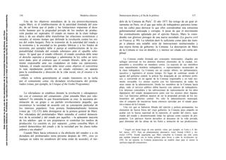 156 Modelos clásicos
Uno de los objetivos inmediatos de la era posrrevolucionaria,
según Marx, es el establecimiento de la autoridad ilimitada del esta-
do, de tal forma que el poder y las limitaciones impuestas al desa-
rrollo humano por la propiedad privada de los medios de produc-
ción puedan ser superados. El estado en manos de la clase trabaja-
dora y de sus aliados debe transformar las relaciones económicas y
sociales, al mismo tiempo que defiende la revolución contra los res-
tos del orden burgués. Pero la extensión de la autoridad del estado a
la economía y la sociedad (a las grandes fabricas y a los fondos de
inversión, por ejemplo) debe ir pareja al establecimiento de la res-
ponsabilidad ilimitada del «estado soberano» ante el «pueblo sobe-
rano». Al igual que el estado «liberal», el estado socialista debe tener
el derecho supremo a promulgar y administrar la ley sobre un terri-
torio dado, pero al contrario que el «estado liberal», debe ser total-
mente responsable ante sus ciudadanos en todas sus operaciones.
Además, el estado socialista debe tener como objetivo el convertirse
lo más rápidamente posible en un estado «mínimo»:_un aparato
para la coordinación y dirección de la vida social, sin el recurso a la
coerción.
«Marx se refería generalmente al estado transitorio en la lucha
por el comunismo como «la dictadura revolucionaria del proleta-
riado» (véase, por ejemplo, la Critique of the Gotha Programme).
La «dictadura» se establece durante la revolución y «desaparece-
rá» con el comienzo del comunismo. ¿Qué entendía Marx por «dic-
tadura»? No entendía lo que frecuentemente se cree: la necesaria do-
mínación de un grupo o un partido revolucionario pequeño, que
reconstruye la sociedad de acuerdo con su concepción particular de
los intereses populares. Esta postura fundamentalmente leninista
(véase pp. 132-135) debe distinguirse de la postura general de Marx.
Por «dictadura del proletariado» Marx entendía el control democrá-
tico de la sociedad y del estado por aquellos —la aplastante mayoría
de los adultos– que ni son propietarios ni controlan los medios de
producción. La cuestión es, por supuesto: ¿cómo concebía Marx el
control democrático del estado y de la sociedad por las clases traba-
jadoras y sus aliados?
Cuando Marx hacia referencia a «la abolición del estado» y a «la
dictadura del proletariado» tenía presente después de 1891, creo yo
(aunque no todos los estudiosos del tema están de acuerdo), el mo-
Democracia directa y el fin de la política 157
delo de la Comuna de París7
. El año 1871 fue testigo de un gran al-
zamiento en París, en el que que miles de trabajadores parisinos toma-
ron las calles para derrocar lo que ellos consideraban una estructura
gubernamental anticuada y corrupta. A pesar de que el movimiento
fue eventualmente aplastado por el ejército francés, Marx lo consi-
deraba «un glorioso presagio de una nueva sociedad» (La guerra civil
en Francia, p. 99). La rebelión duró lo suficiente como para dar tiem-
po a planear una notable serie de innovaciones institucionales y
una nueva forma de gobierno: la Comuna. La descripción de Marx
de la Comuna es rica en detalles y y merece ser citada con cierta am-
plitud:
La Comuna estaba formada por concejales municipales, elegidos por
sufragio universal en los distintos distritos electorales de la ciudad, res-
ponsables y revocables en mandatos cortos. La mayoría de sus miembros
eran naturalmente hombres trabajadores, o representantes reconocidos de
la clase trabajadora. La Comuna era un cuerpo obrero, no parlamentario,
ejecutivo y legislativo al mismo tiempo. En lugar de continuar siendo el
agente del gobierno central, la policía fue despojada de sus atributos políti-
cos, y convertida en un agente de la Comuna responsable y en todo mo-
mento revocable. Lo mismo ocurrió con los funcionarios de todas las
otras ramas de la administración. Desde los miembros de la Comuna hacía
abajo, todo el servicio público debía hacerse con salarios de trabajadores.
Los intereses concedidos y las subvenciones de representación de los altos
dignatarios del estado desaparecieron junto con los mismos altos dignata-
rios. Las funciones públicas dejaron de ser la propiedad privada de los ins-
trumentos del gobierno central. No sólo la administración municipal,
sino el conjunto de iniciativas hasta entonces ejercidas por el estado pasa-
ron a manos de la Comuna.
Una vez que se hubieron librado del ejército y policía permanente, los
elementos de fuerza física del viejo gobierno, la Comuna puso empeño en
acabar con la fuerza espiritual de la represión, el «poder del clero», sepa-
rrando del estado y desamortizando todas las iglesias como cuerpos de pro-
pietarios. Los párrocos fueron devueltos al descanso de la vida privada,
para alimentar ahí las almas de los fieles a imitación de sus predecesores,
7
Engels era desde luego de esta opinión: véase, por ejemplo, su Carta a A. Be-
bel, marzo, 1875. Para un planteamiento alternativo véase Arendt (1963) y An-
weiler (1974). Arendt argumenta que Marx concebía la Comuna tan sólo como
una medida temporal «en la lucha política para llevar a cabo la revolución» (p.
259). En mi opinión, la Comuna proporciona un modelo claro para al menos la
«primera etapa del comunismo».
EstematerialesparausodelosestudiantesdelaUniversidadNacionaldeQuilmes,susfines
sonexclusivamentedidácticos.Prohibidasureproducciónparcialototalsinpermisoescritodelaeditorialcorrespondiente.
 